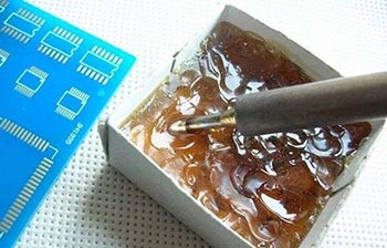 烙鐵蘸好松香或助焊劑