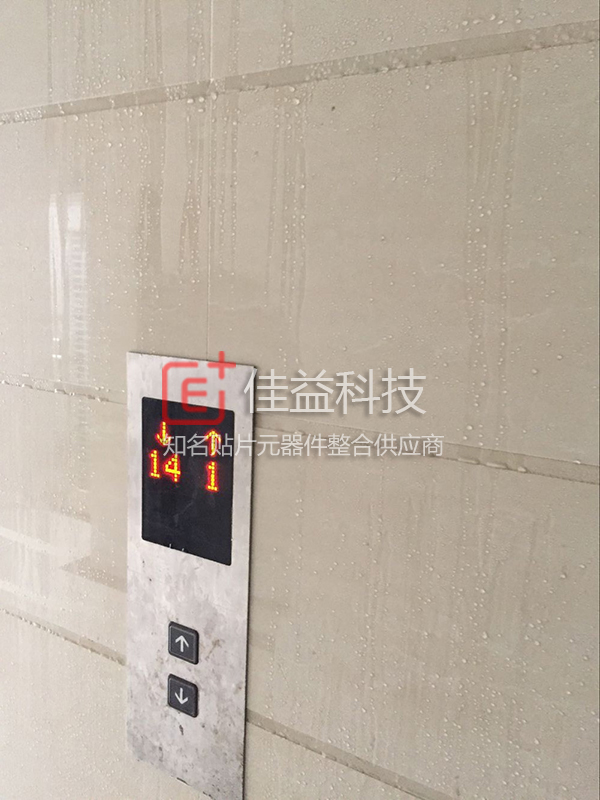 回南天，墻面布滿水珠